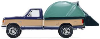 GREEN38080-D - Een Ford F-150 XLT Lariat uit 1987, blauw en beige, met een daktent uit de serie "The Great Outdoors", nog in de originele verpakking.
