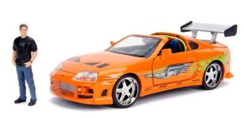 JAD30738 - Oranje 1995 Toyota Supra met FAST & FURIOUS figuur