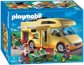 PLAY3647 - Familie met kampeerauto