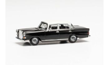HER430739-002 - MERCEDES 200 Zwart-wit