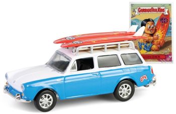 GREEN54110-B - VOLKSWAGEN Type 3 Squareback 1961 Blauw met surfplanken op het dak uit de serie GARBAGEPAILKIDS in blisterverpakking