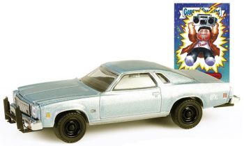 GREEN54110-E - CHEVROLET Chevelle Malibu Classic 1977 metallic blauw uit de GARBAGEPAILKIDS serie in blisterverpakking