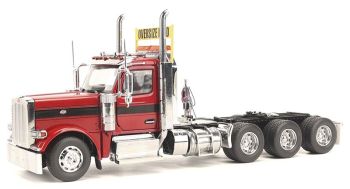 DCM71147 - PETERBILT Model 589 131 BBC met tridem-as (rood)