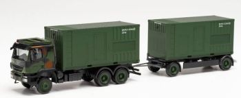 HER746847 - IVECO vrachtwagen recht stuk 6x4 met container en 2-assige containeraanhanger BUNDESWEHR
