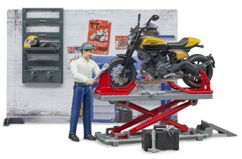 BRU62102 - Monteur met DUCATI Scrambler-motorfiets en accessoires