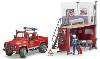 BRU62701 - Brandweerkazerne met LAND ROVER Defender; karakter en accessoires