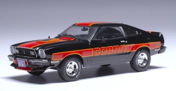 IXOCLC599N.22 - 1977 Ford Mustang Cobra II, zwart met afwerking