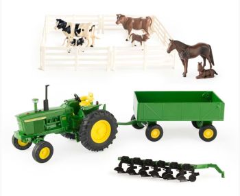 ERT15474 - JOHN DEERE 4020 met aanhanger, ploeg, dieren en hekken