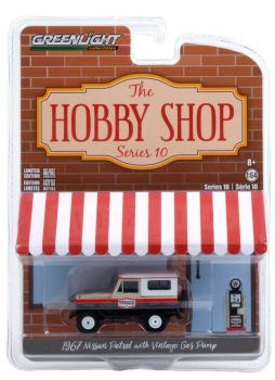 GREEN97100-A - NISSAN Patrol 1967 4x4 TEXACO met brandstofpomp The Hobby Shop Series verkocht in blister