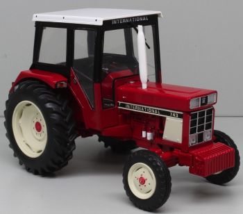 REP195 - INTERNATIONAL IH 743 met motorkap die open kan en afneembaar gewicht