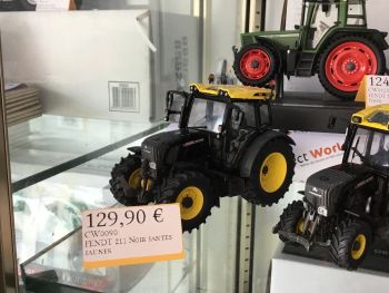 CW0090 - FENDT 211 Zwart gele velgen