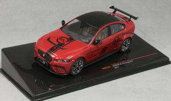 IXOMOC300 - JAGUAR XE SV Project 8 2017 rood metallic