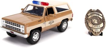 JAD253255003 - CHEVROLET Blazer 4x4 Hopper's Chevy politie uit de serie Stranger Things met de badge inbegrepen