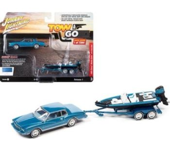 JLBT017A-C - 1980 blauwe Chevrolet Monte Carlo met trailer en boot uit de Tow & Go-serie, nog in de originele blisterverpakking.