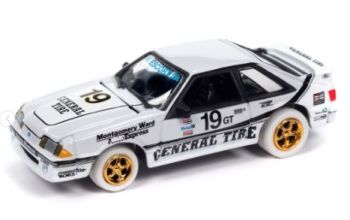 JLCT014-3A_BLANC - 1988 FORD Mustang GT witte velgen - Sallen General Tire #19 uit de 2024 COLLECTOR TINS-serie in blisterverpakking