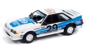 JLCT014-3B - 1988 FORD Mustang GT - Saleen General Tire #29 in blauw en wit uit de 2024 COLLECTOR TINS-serie 2024 blisterverpakking