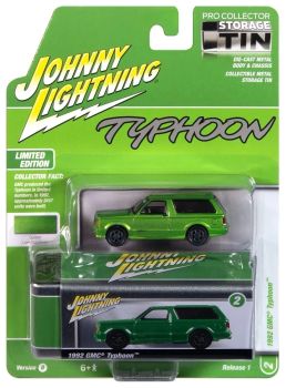JLCT016B-B - 1992 GMC Typhoon metallic groen uit de COLLECTOR TINS 2025-serie, nog in de originele verpakking.