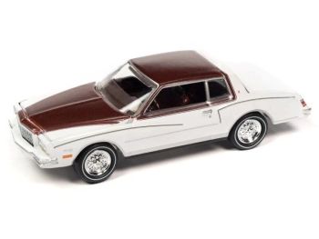 JLMC032A-B - 1980 CHEVROLET Monte Carlo White uit de MUSCLE CARS-serie 2023 blisterverpakking