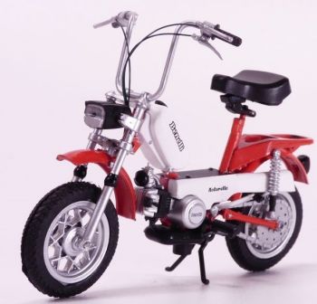 MAGMOT045 - BENELLI Motorella witte en rode bromfiets