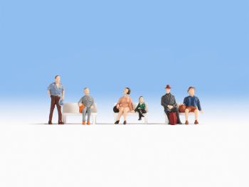 NOC18116 - zittende reizigers