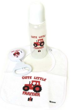 OBT023 - Geboorteset met fles; rammelaar en slabbetje in decoratieve stof Farmer IH