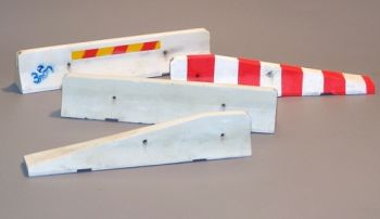 PLS4042 - 4 miniatuur vangrails om te schilderen voor diorama met een totale lengte van 32cm