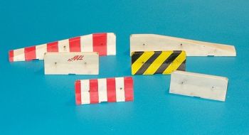PLS4043 - 6 miniatuur veiligheidshekjes om te schilderen voor diorama 4 kleine van 4 cm en 2 lang van 8 cm