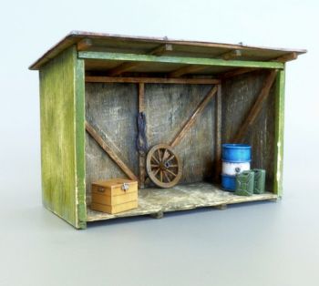 PLS4051 - Miniatuurhut in bouwpakket om te monteren en te schilderen; accessoires meegeleverd voor diorama