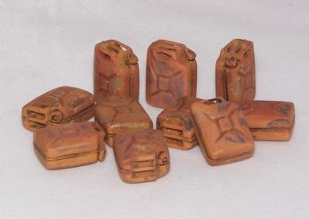 PLS417 - 10 miniatuur Duitse jerrycans uit de Tweede Wereldoorlog om te schilderen
