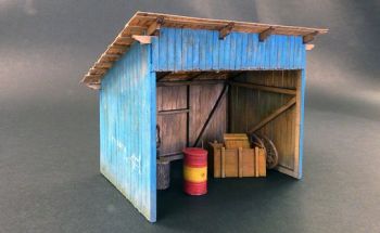 PLS442 - Houten hut met miniatuuraccessoires om te monteren en te schilderen afmetingen 14 x 7;5 cm hoogte 11 cm