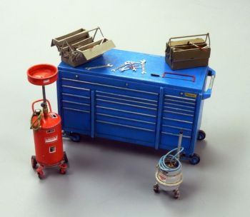 PLS497 - Werkplaatswagen met diverse miniatuuraccessoires om in elkaar te zetten en te schilderen