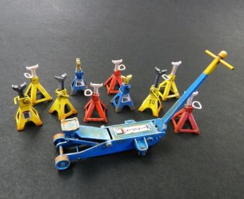 PLS499 - 10 miniatuur kriksteunen en 1 trolley om te monteren en te schilderen