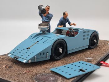 PANTHEON025 - BUGATTI Type 32 - TANK - Grand Prix van de ACF Tours 1923 Open motorkap met 2 figuren en stickers