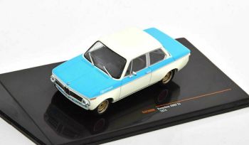 IXOCLC369N - BMW-Koepchen 2002 Tii 1974 Wit en blauw