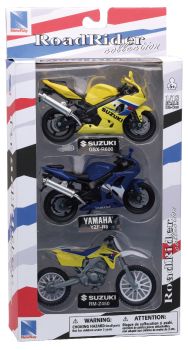 NEW67015A - Doos van 3 motorfietsen 2 SUZUKI en een YAMAHA