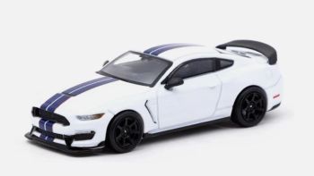 T64G-011-WH - FORD Mustang Shelby GT350R Wit in blisterverpakking