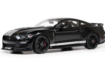 IXO-U18RDC002-FO - FORD Mustang Shelby GT500 2022 Zwart met strepen Wit