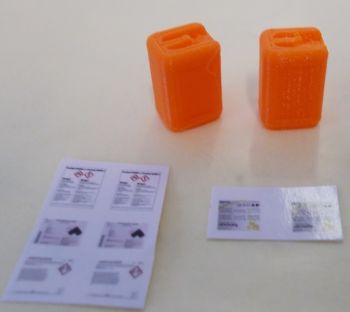 UM168_ORANGE - 2 oranje miniatuur blikjes van 20L met decals