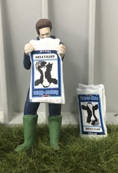 WM078B - Boer leegt een zak koeienvoer