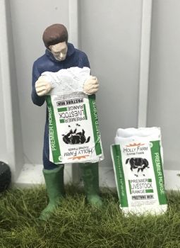 WM078J - Boer leegt een zak paardenvoer