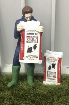 WM078N - Boer leegt een zak varkensvoer