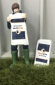 WM078O - Boer leegt een zak melk voor kalveren
